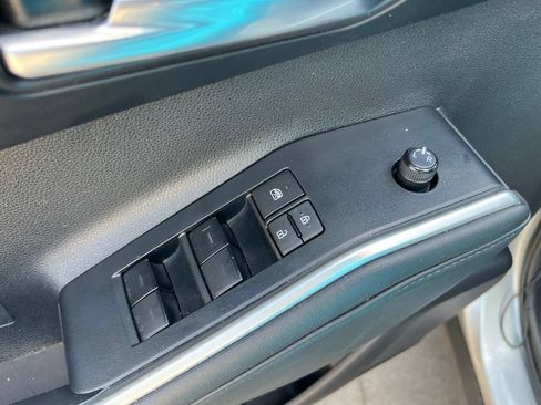 Used 2022 Toyota Highlander XLE AWD/4WD image 13