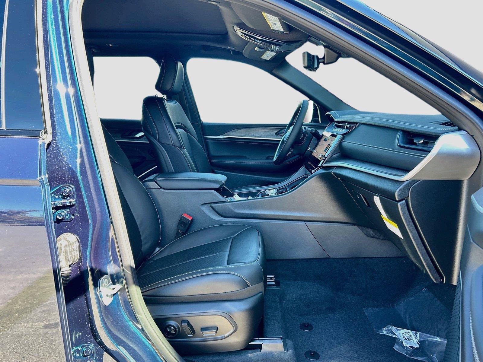 New 2027 Jeep Grand Cherokee Limited AWD/4WD image 17