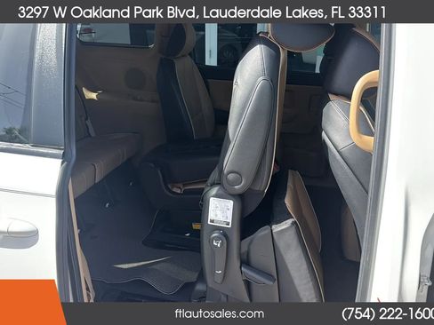 Used 2017 Kia Sedona LX w/ LX Essentials Premium Package FWD image 33