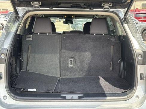 Used 2023 Toyota Highlander LE FWD image 33