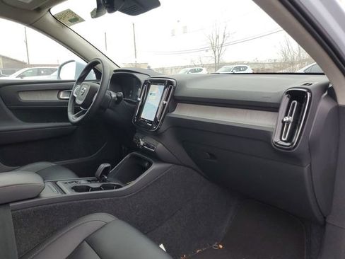 Used 2025 Volvo XC40 B5 Core image 28