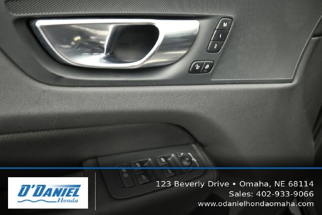 Used 2021 Volvo XC60 T5 Momentum AWD/4WD image 24
