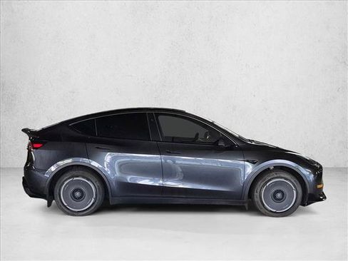 Used 2024 Tesla Model Y Long Range AWD/4WD image 4