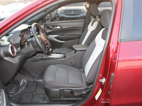 Used 2025 Chevrolet Trax RS FWD image 11