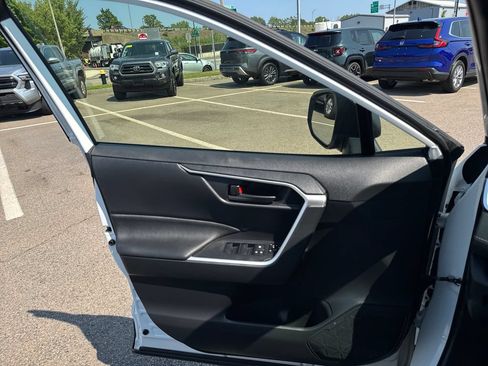 Used 2023 Toyota RAV4 LE AWD/4WD image 29
