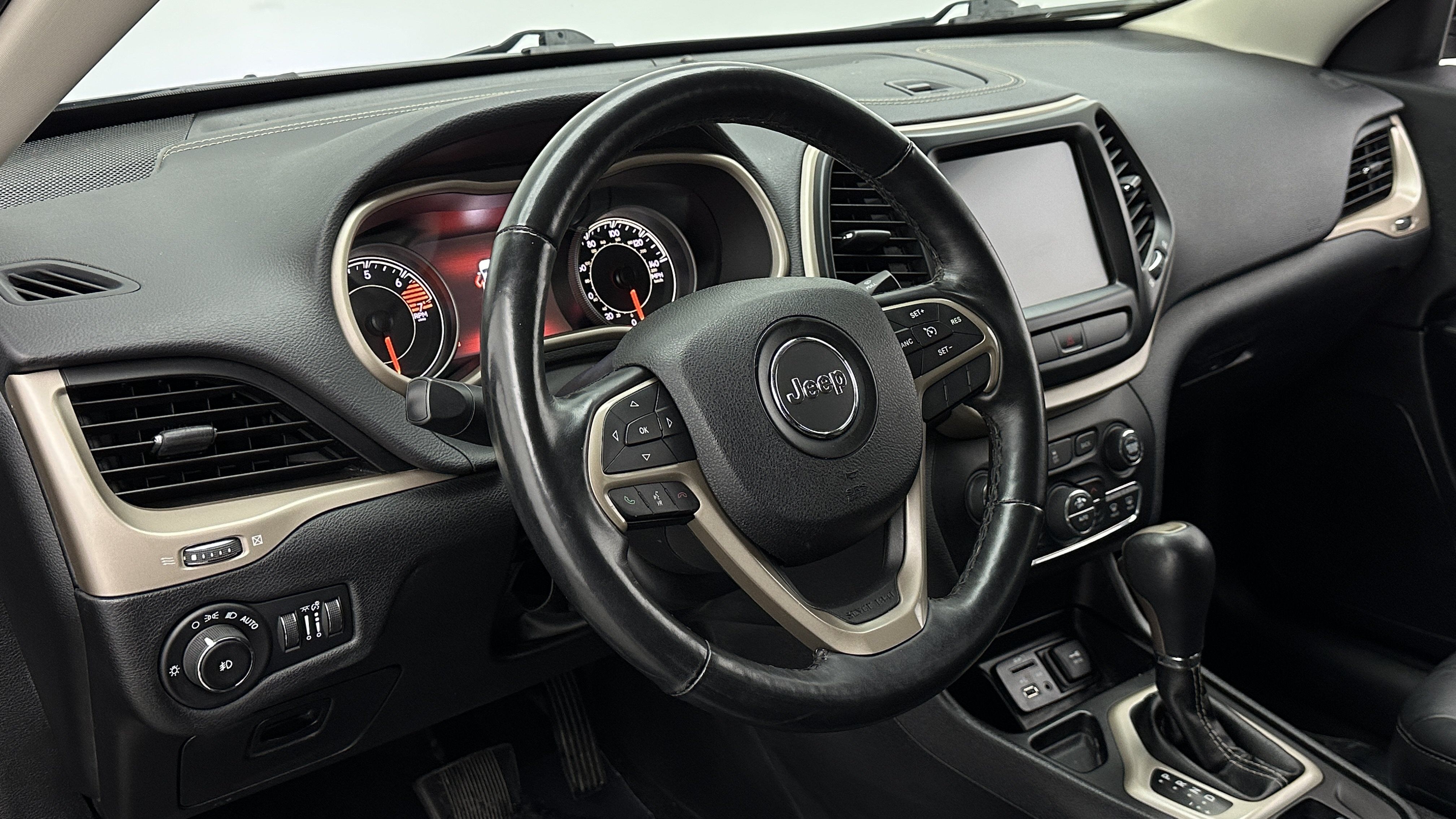 Used 2017 Jeep Cherokee Limited FWD image 8