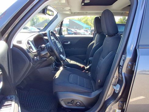Used 2018 Jeep Renegade Latitude w/ Cold Weather Group AWD/4WD image 17