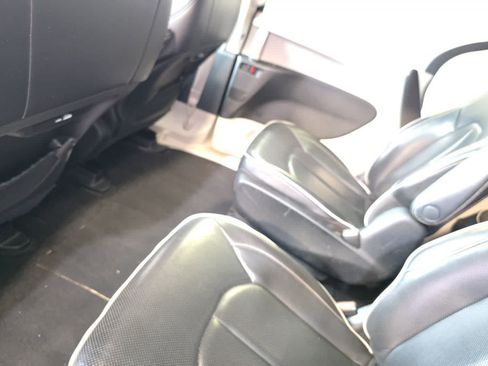 Used 2023 Chrysler Pacifica Limited FWD image 5