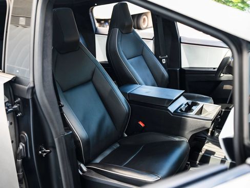 Used 2024 Tesla Cybertruck AWD Crew Cab image 29
