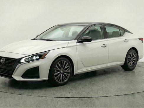 Used 2025 Nissan Altima 2.5 SV FWD image 3