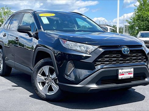 Used 2022 Toyota RAV4 LE AWD/4WD image 2