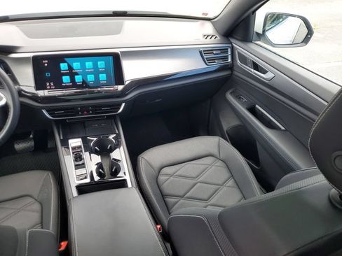 Used 2025 Volkswagen Atlas Cross Sport SE w/ Panoramic Sunroof Package FWD image 9