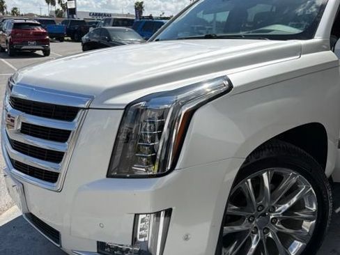 Used 2019 Cadillac Escalade Premium Luxury AWD/4WD image 12