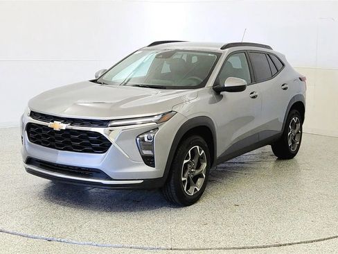Used 2024 Chevrolet Trax LT w/ Driver Confidence Package FWD image 3