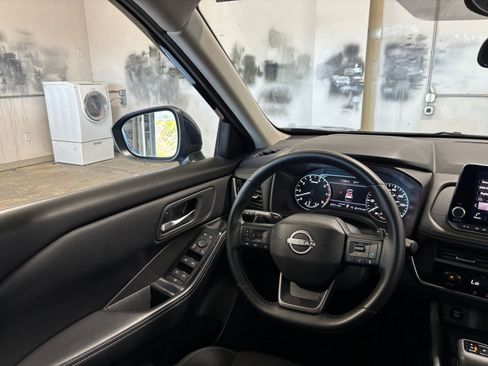 Used 2025 Nissan Rogue SV FWD image 36