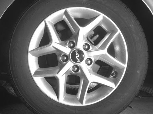 Used 2025 Kia Soul LX w/ LX Technology Package FWD image 14