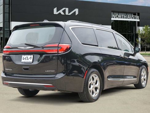 Used 2022 Chrysler Pacifica Limited FWD image 5