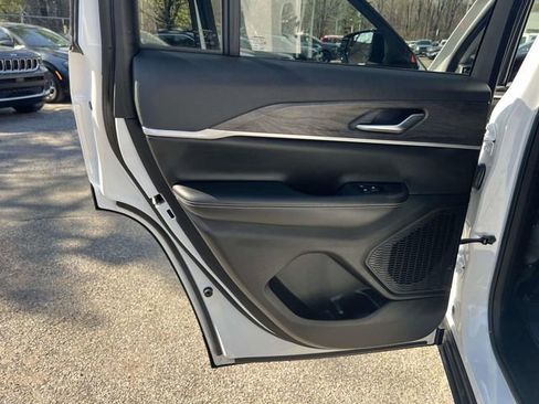 Used 2023 Jeep Grand Cherokee Limited w/ Black Appearance Package image 18