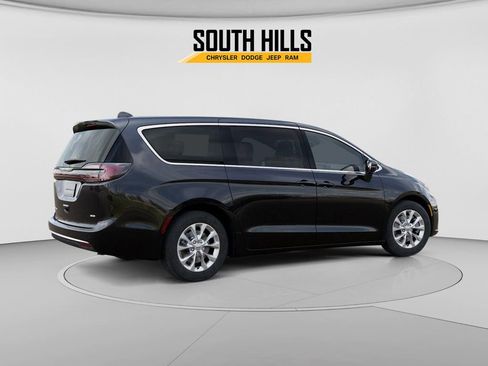New 2026 Chrysler Pacifica Select image 4