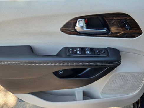 Used 2023 Chrysler Pacifica Limited FWD image 14