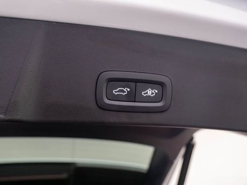 Used 2025 Volvo XC40 B5 Plus image 32