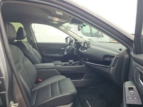 Used 2025 Nissan Rogue SL FWD image 15