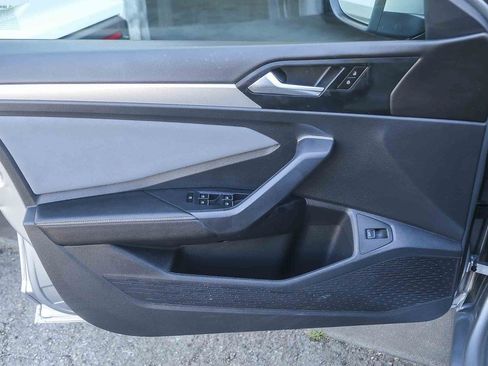 Used 2025 Volkswagen Jetta SE FWD image 17