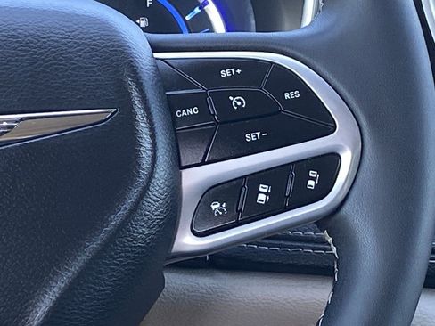 Used 2023 Chrysler Pacifica Touring-L FWD image 27