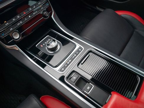 Used 2018 Jaguar XE S image 21