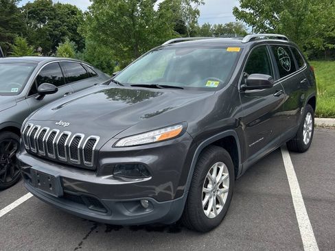 Used 2017 Jeep Cherokee Latitude w/ Comfort/Convenience Group AWD/4WD image 4
