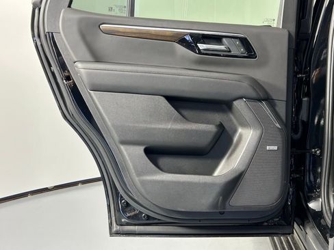 Used 2025 Chevrolet Tahoe High Country AWD/4WD image 18