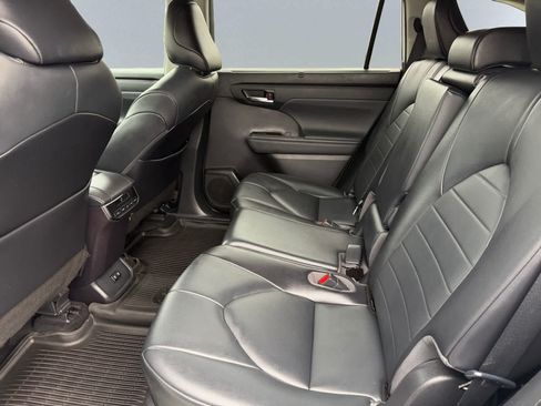 Used 2021 Toyota Highlander XLE AWD/4WD image 18