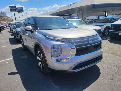 Used 2025 Mitsubishi Outlander SE image 3