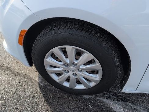 Used 2021 Chrysler Voyager L image 13