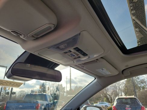 Used 2023 Toyota RAV4 XLE Premium image 31