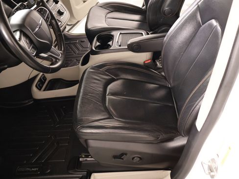 Used 2020 Chrysler Pacifica Touring-L Plus w/ Advanced Safetytec Group FWD image 10