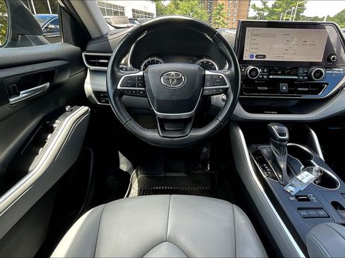 Used 2023 Toyota Highlander XLE AWD/4WD image 5