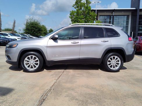 Used 2020 Jeep Cherokee Latitude FWD image 3