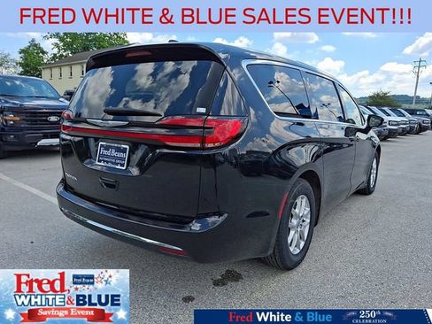 Used 2024 Chrysler Pacifica Touring-L FWD image 10