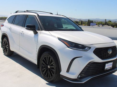 Used 2023 Toyota Highlander XSE AWD/4WD image 2