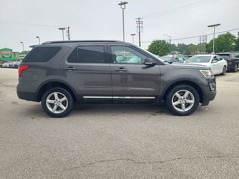 Used 2017 Ford Explorer XLT w/ Equipment Group 202A AWD/4WD image 8