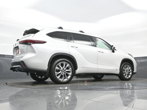 Used 2025 Toyota Highlander Limited AWD/4WD image 34
