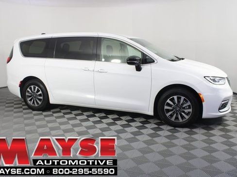 Used 2024 Chrysler Pacifica Limited FWD image 1