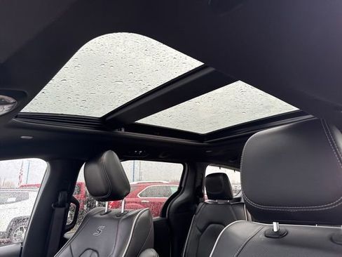 Used 2025 Chrysler Pacifica Limited image 43