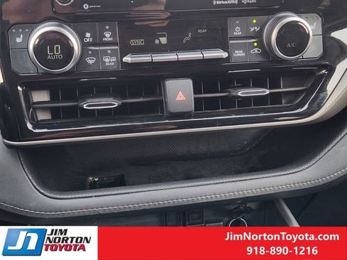 Used 2020 Toyota Highlander XLE AWD/4WD image 19