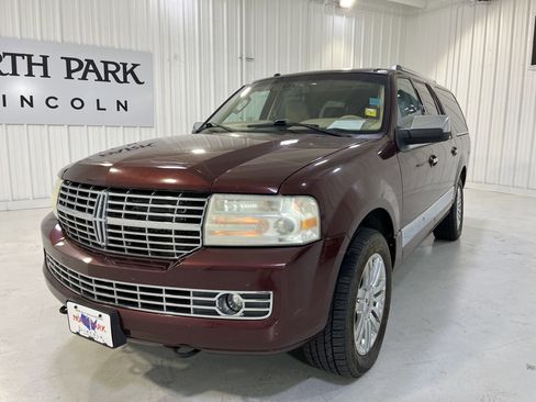 Used 2010 Lincoln Navigator L image 20