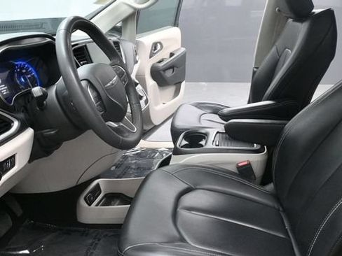 Used 2023 Chrysler Pacifica Touring-L FWD image 19