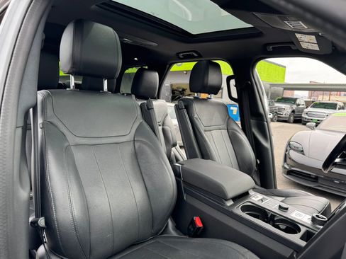 Used 2020 Land Rover Discovery Landmark image 20