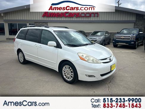 Used 2010 Toyota Sienna XLE image 1