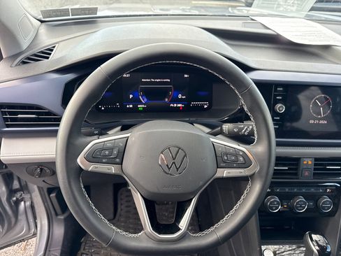 Certified 2024 Volkswagen Taos SE image 15